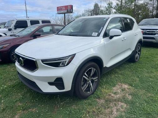 Crystal White Metallic 2023 Volvo XC40 B5 Core