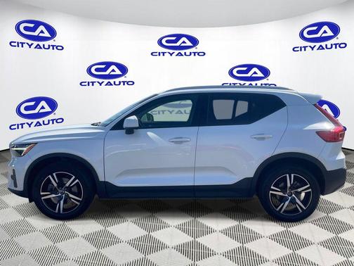 Crystal White Metallic 2023 Volvo XC40 B5 Core