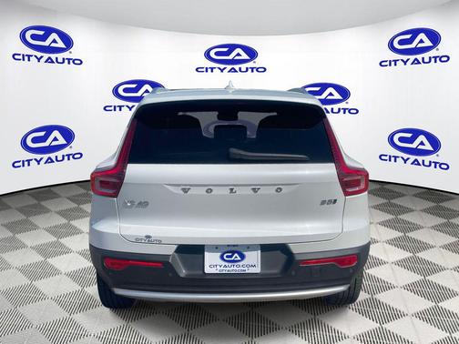 Crystal White Metallic 2023 Volvo XC40 B5 Core