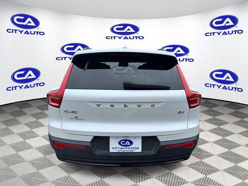 Crystal White Metallic 2023 Volvo XC40 B4 Ultimate Dark Theme