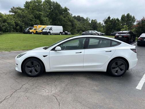 Pearl White Multi-Coat 2023 Tesla Model 3 Standard Range