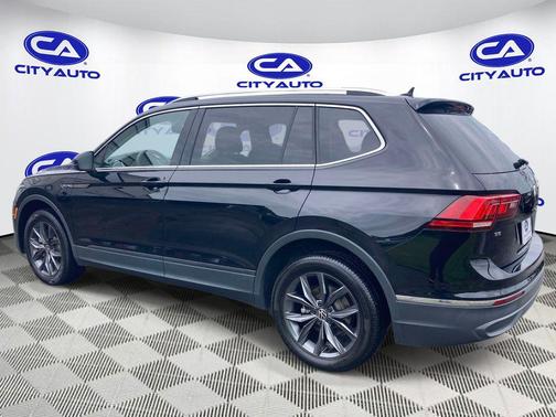 Deep Black Pearl 2024 Volkswagen Tiguan 2.0T SE