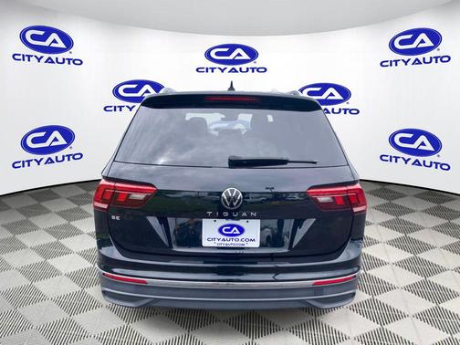 Deep Black Pearl 2024 Volkswagen Tiguan 2.0T SE