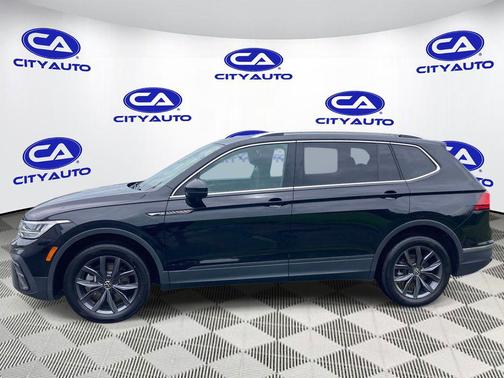 Deep Black Pearl 2024 Volkswagen Tiguan 2.0T SE