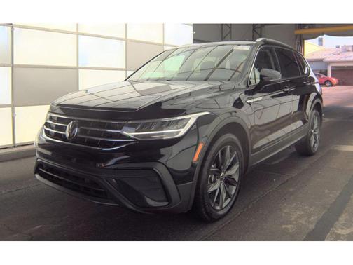 Deep Black Pearl 2024 Volkswagen Tiguan 2.0T SE
