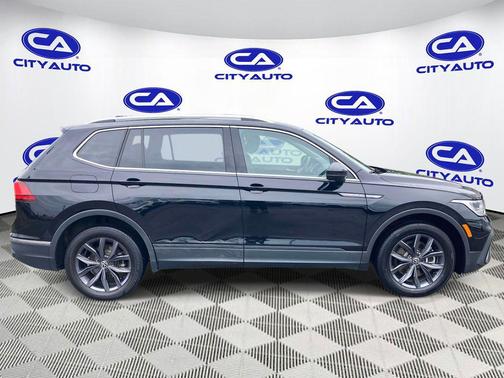 Deep Black Pearl 2024 Volkswagen Tiguan 2.0T SE