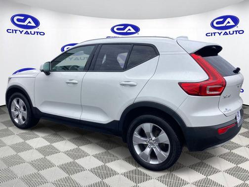 BLACK 2021 Volvo XC40 T5 Momentum