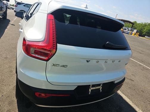 BLACK 2021 Volvo XC40 T5 Momentum