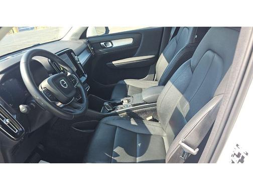 BLACK 2021 Volvo XC40 T5 Momentum