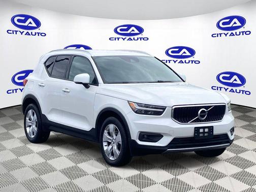BLACK 2021 Volvo XC40 T5 Momentum