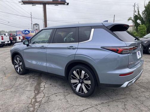 Moonstone Gray Metallic 2025 Mitsubishi Outlander SE S-AWC