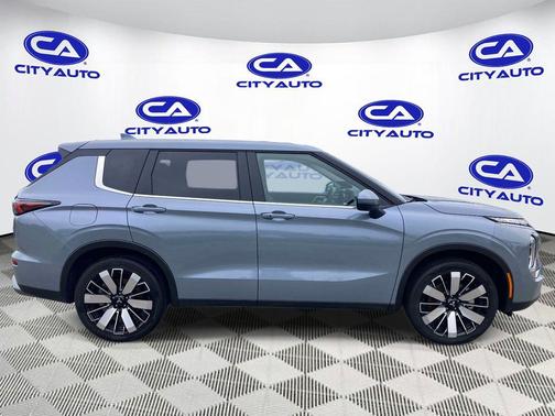 Moonstone Gray Metallic 2025 Mitsubishi Outlander SE S-AWC