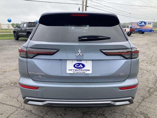 Moonstone Gray Metallic 2025 Mitsubishi Outlander SE S-AWC