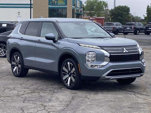 Moonstone Gray Metallic 2025 Mitsubishi Outlander SE S-AWC