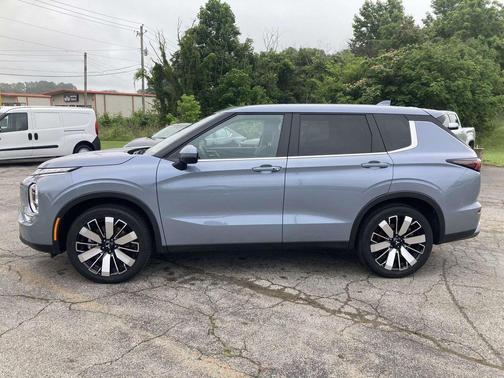 Moonstone Gray Metallic 2025 Mitsubishi Outlander SE S-AWC
