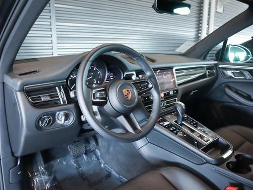 2023 Porsche Macan AWD