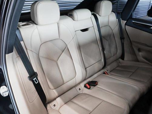 2025 Porsche Macan AWD