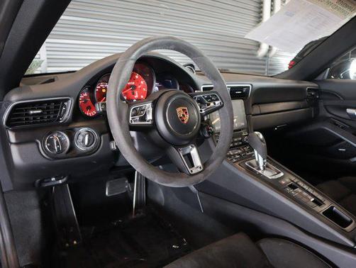 2018 Porsche 911 Carrera 4 GTS