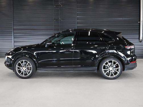 Chromite Black Metallic 2023 Porsche Cayenne Platinum Edition