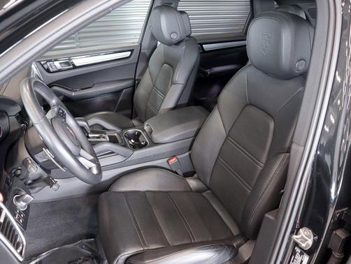 Chromite Black Metallic 2023 Porsche Cayenne Platinum Edition
