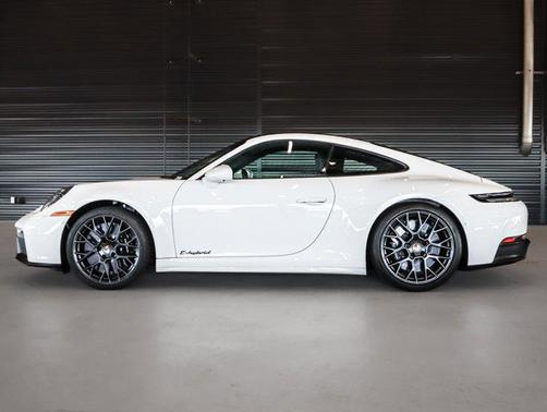 2025 Porsche 911 Carrera 4 GTS