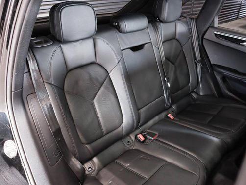 2022 Porsche Macan AWD