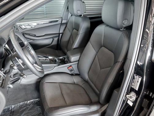 2023 Porsche Macan AWD