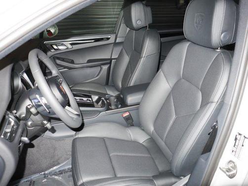 2025 Porsche Macan AWD