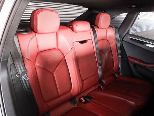 2023 Porsche Macan AWD