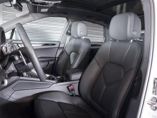 2025 Porsche Macan AWD