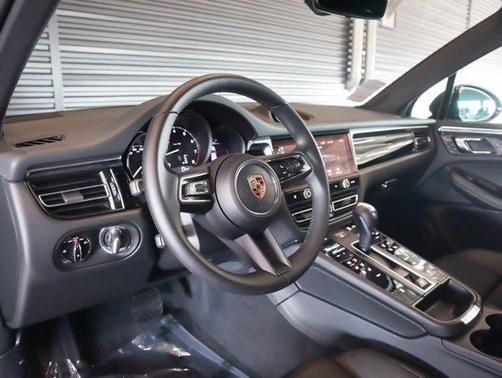 2025 Porsche Macan AWD