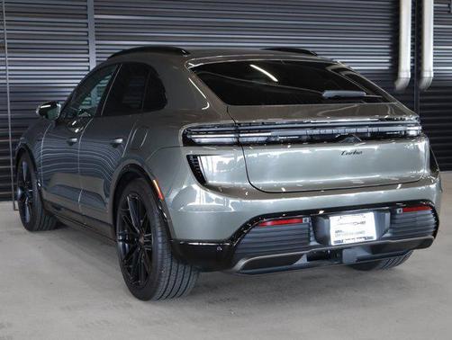 Aventurine Green Metallic 2025 Porsche Macan Macan Electric Turbo