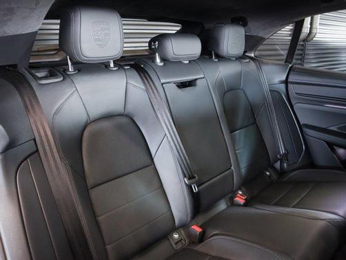 Aventurine Green Metallic 2025 Porsche Macan Macan Electric Turbo