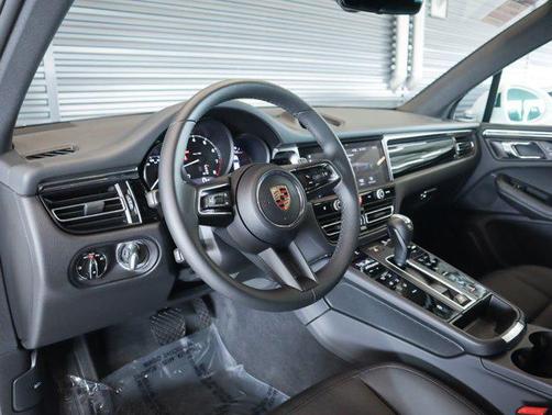 2025 Porsche Macan AWD