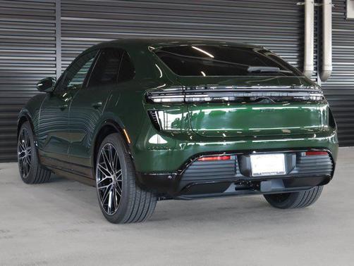2025 Porsche Macan Turbo