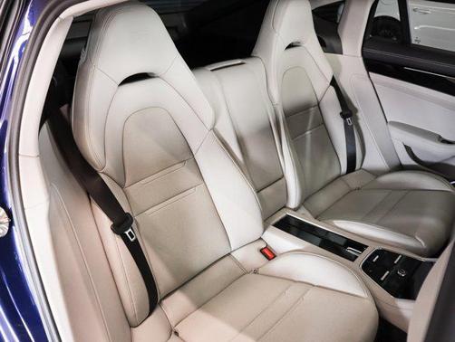 2022 Porsche Panamera 