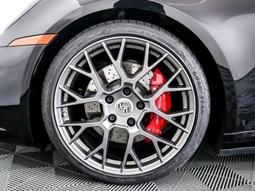 Photo 4 of 24 of 2020 Porsche 911 Carrera 4S
