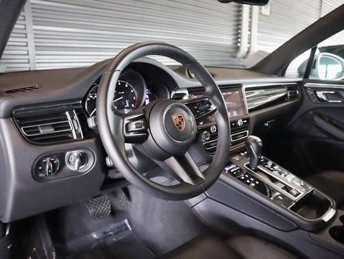 Dolomite Silver Metallic 2026 Porsche Macan Macan