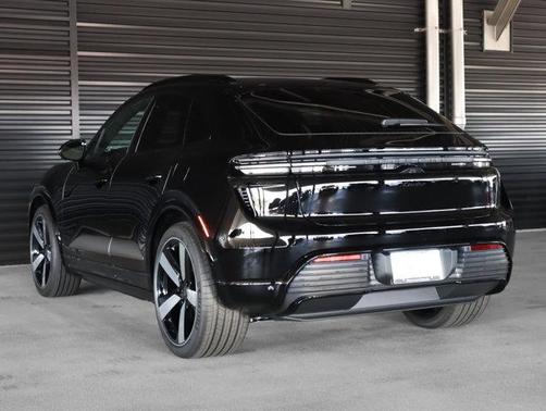 2025 Porsche Macan Turbo