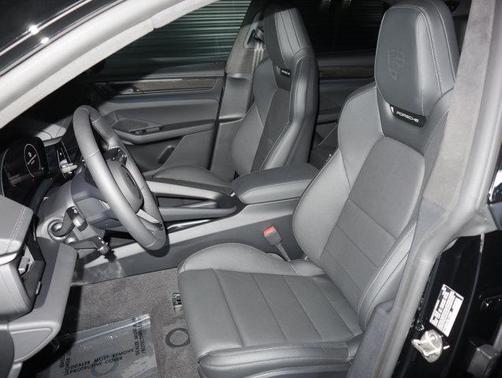 2025 Porsche Macan Turbo