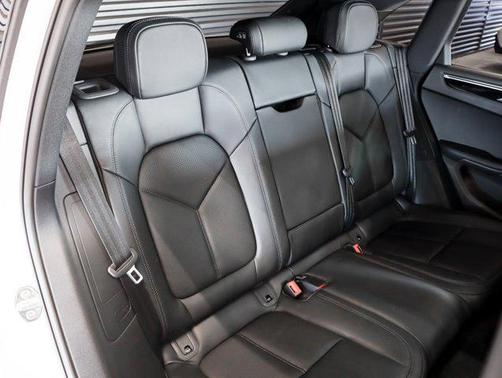 2025 Porsche Macan AWD