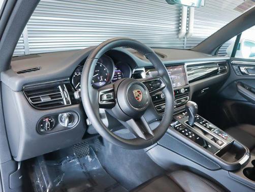 2025 Porsche Macan AWD