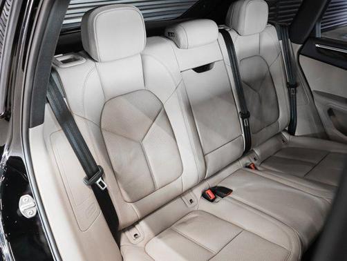 2022 Porsche Macan AWD