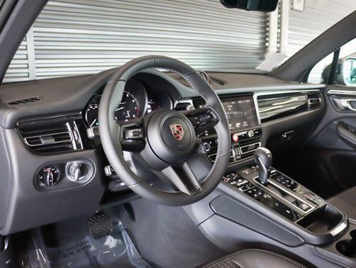 Volcano Gry 2026 Porsche Macan T