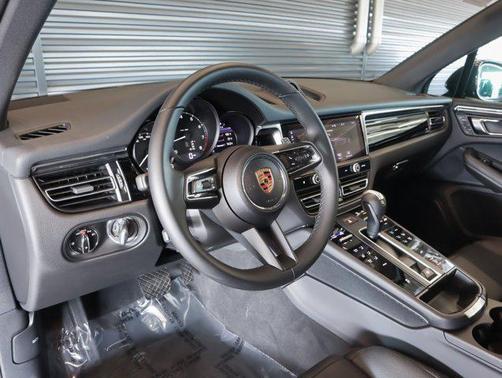 2025 Porsche Macan AWD