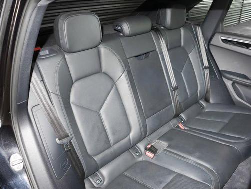 2022 Porsche Macan Base