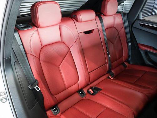 2025 Porsche Macan AWD