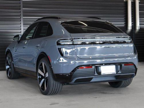 2025 Porsche Macan Turbo