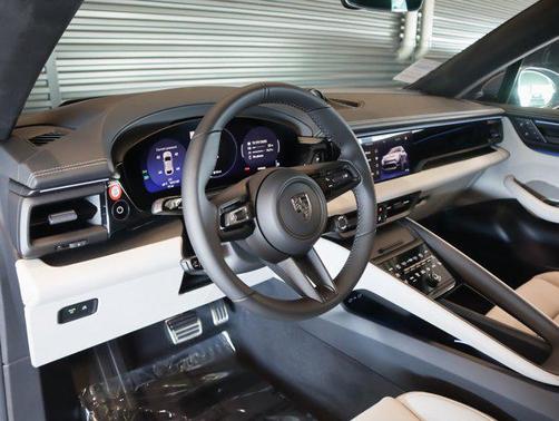 2025 Porsche Macan Turbo