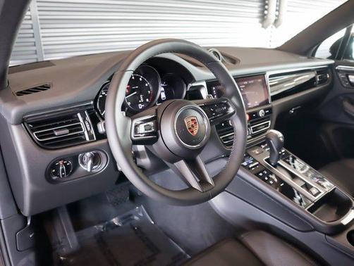 2025 Porsche Macan AWD